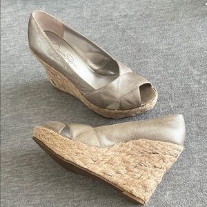 Jessica Simpson Gali Leather Pearlized Metallic Wedge 4.5 Inch Heels Women 7.5M‎
